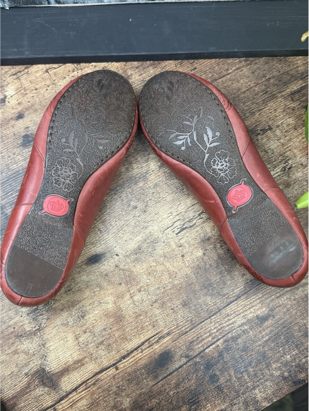 Børn Women’s Leather Ballet Flat Slip-On Embossed Floral Round Toe Red 9M - Picture 14 of 14